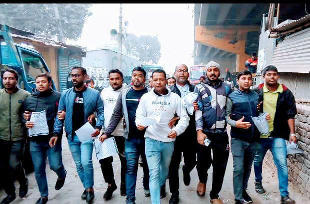 নির্বাচন বর্জন করায় জবি ছাত্রদলের শুভেচ্ছা সম্বলিত লিফলেট বিতরণ