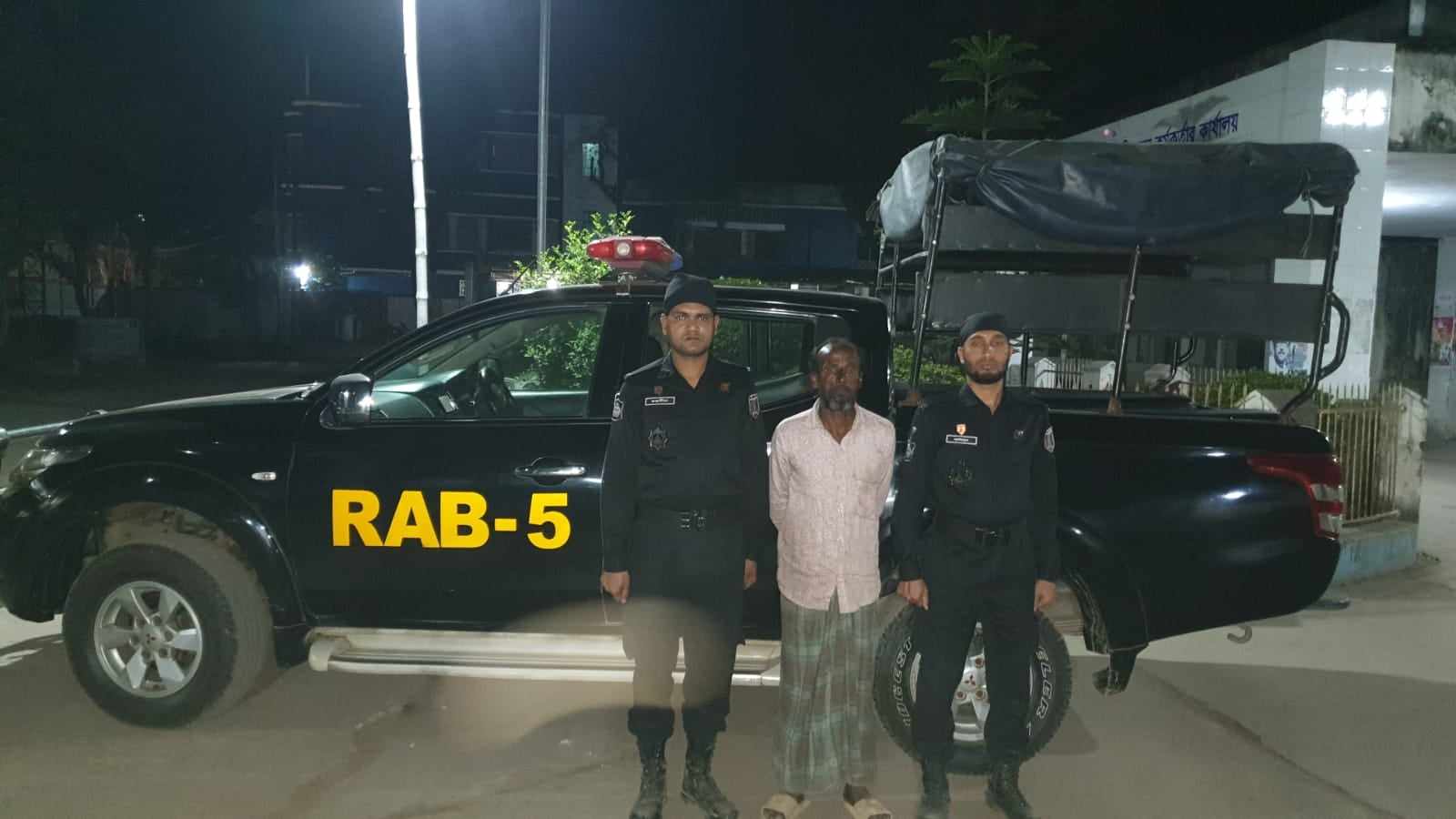 ধামইরহাটে মাদক ব্যবসায়ী আটক