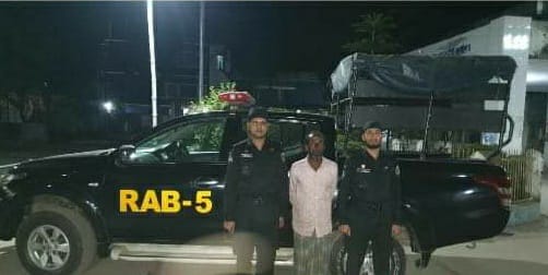নওগাঁর ৫০ বোতল ফেন্সিডিলসহ জাহেদুল ইসলাম নামে এক মাদক কারবারি আটক