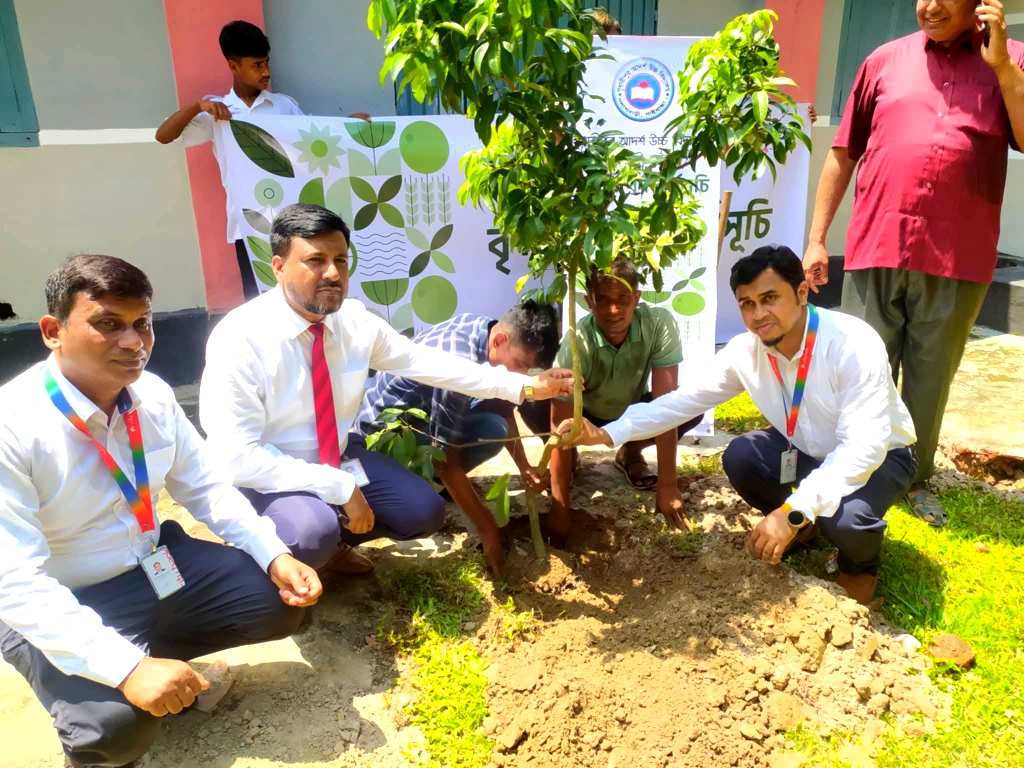 পলাশবাড়ীর গৃধারীপুর আদর্শ উচ্চ বিদ্যালয়ে সিটি ব্যাংকের বৃক্ষরোপণ কর্মসূচি-